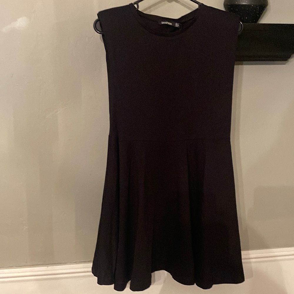Black Boohoo skater Dress w Shoulder Pads Size 6 New w Tags